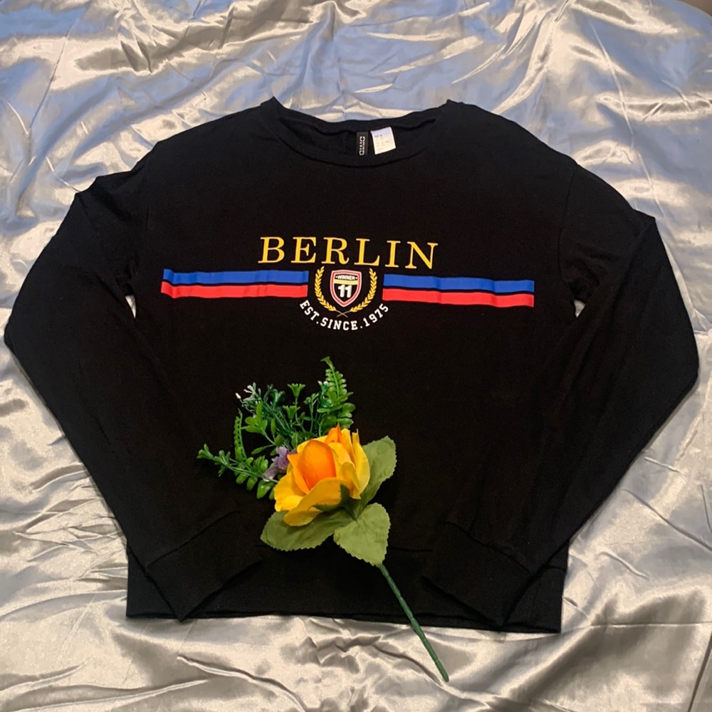 🌹H&M Divided Berlin • Lightweight Black Long Sleeve Sweatshirt •